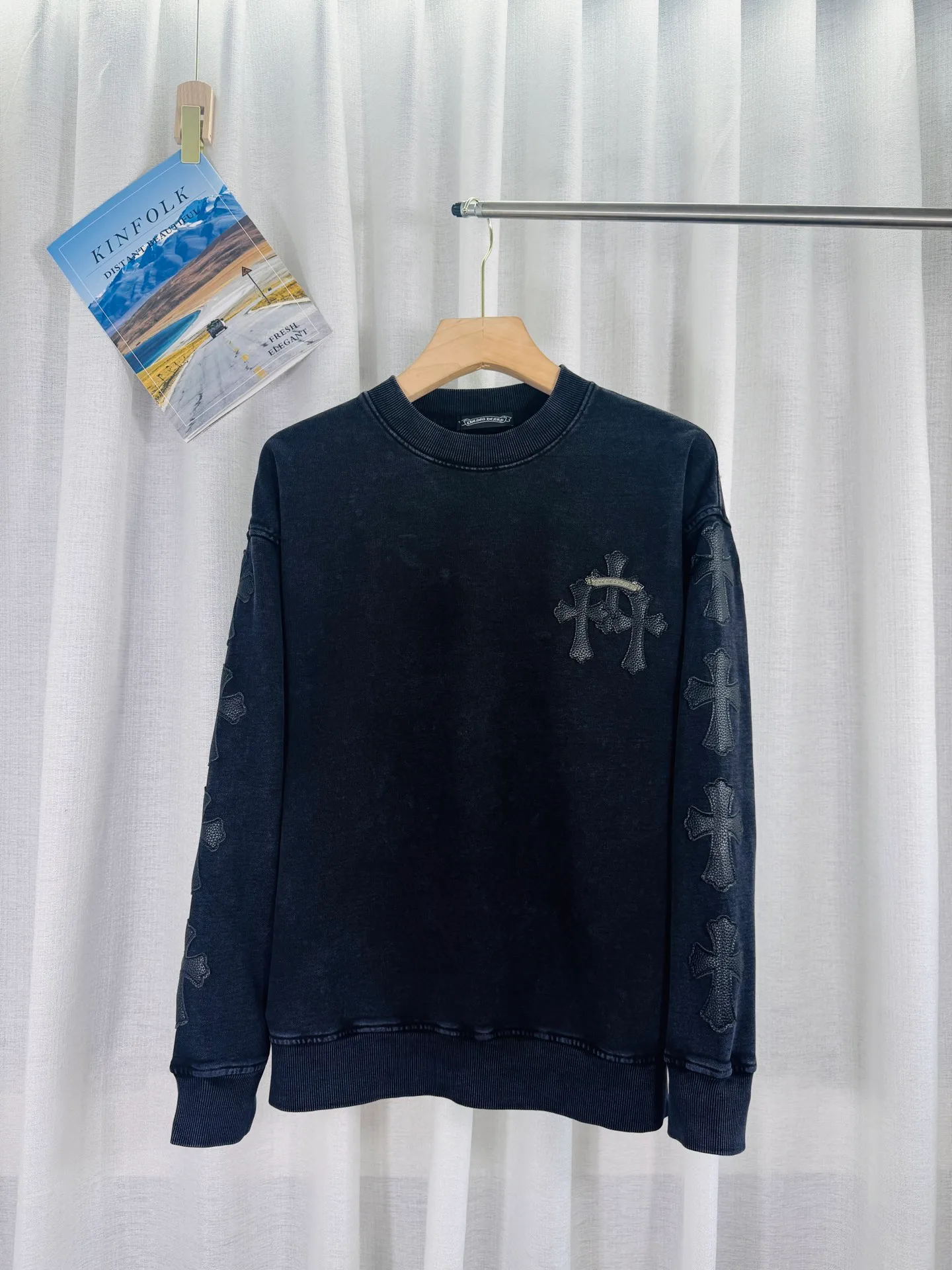P270 top version, real shot without P, ​​different from market currency) 𝗖𝗵𝗿𝗼𝗺𝗲 𝗛𝗲𝗮𝗿𝘁𝘀/Cro Heart 2025 Washed Leather Embroidery Autumn and Winter New Original Single Counter American Laser Burnt 3D Three-dimensional Color Embroidered Couple Casual Sweater 👑The highest version! Customized fabric 420g tripe terry fabric! American acid-washed and distressed original fabric, laser burnt pattern ✟Skin embroidery, exquisite embroidery of letters! The best-selling model in the counter, very comfortable to wear. Accessories: original molded and authenticated collar label➕100% silk wash label. Genuine purchase-grade original hangtag➕matching hanging rope➕3D hanging beads➕original packaging bag. Craftsmanship: The original version has consistent wiring! The highest version of the armhole matching technique! Color: Gray Black Size: S M L XL Style No.: 9314